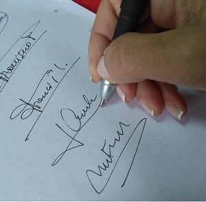 Graphology Courses: Tips for a positive signature